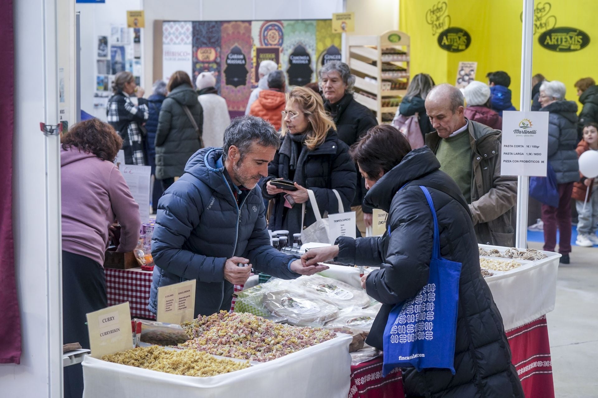 La décima edición de la feria Bioaraba llena el Iradier Arena de productos ecológicos