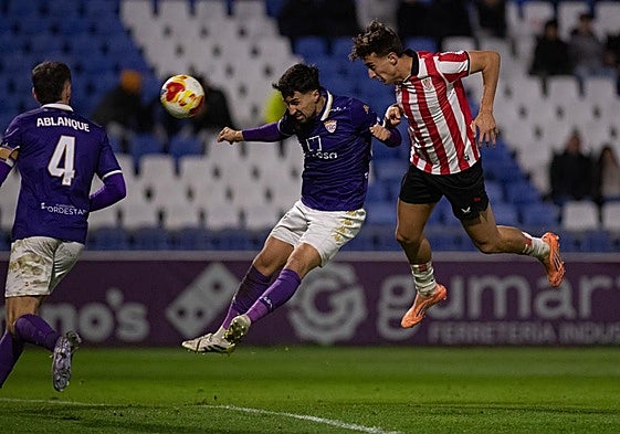 Remate de cabeza de Asier Hierro que supuso el 1-3 del Bilbao Athletic.