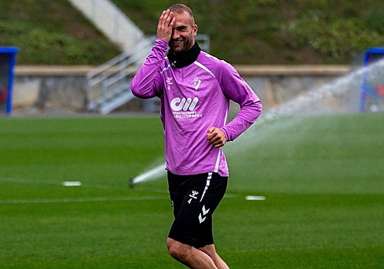 Arambarri bromeó sobre el fuerte golpe recibido en el rostro en el choque de Gijón en su vuelta al trabajo tras descartarse que no padece ninguna lesión grave.
