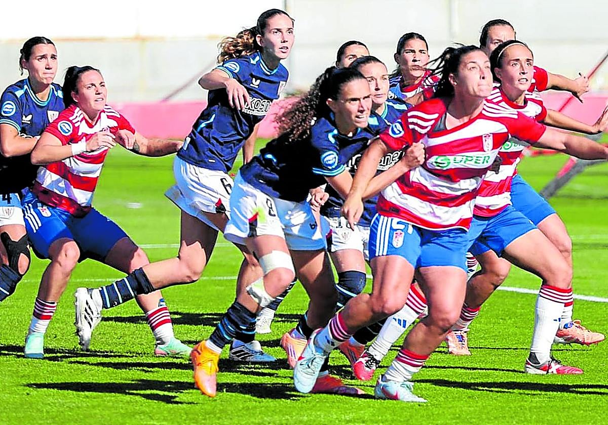 Las jugadoras del Athletic y del Granada pelean por la posición a la salida de un córner