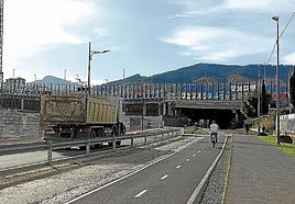 El nuevo vial conectará con la rotonda junto al BEC pasando por el túnel que se ve al fondo de la imagen.