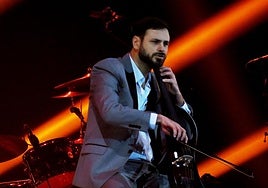 Hauser escrutando al público en el inicio.