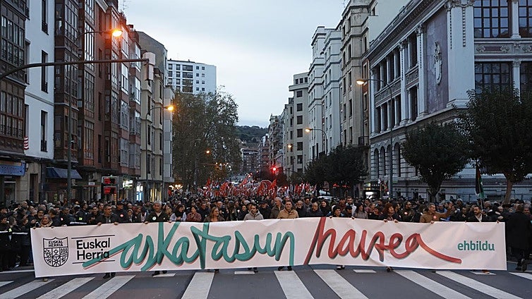 EH Bildu reúne en Bilbao a miles de manifestantes «contra el fascismo»