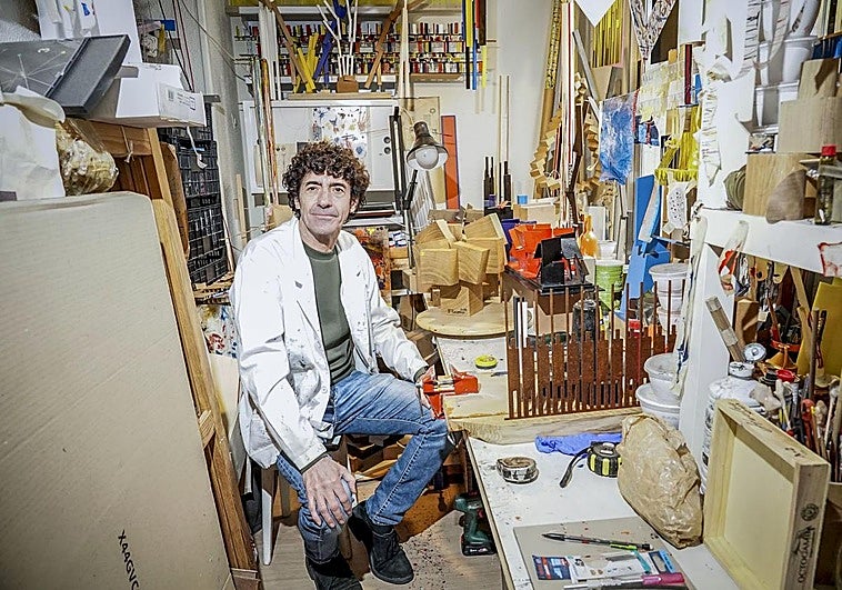 Enrique Fernández de Romarategui, en su estudio en la calle Manuel Iradier.