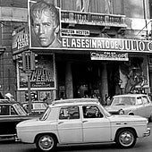 Entrada del Palacio de la Prensa en Madrid, con una película protagonizada por Charlton Heston.