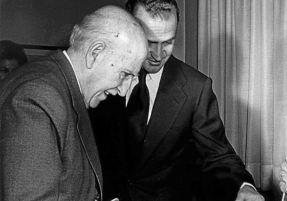 El Rey Juan Carlos I entregó el Nobel de Literatura a Vicente Aleixandre, que no pudo viajar a Suecia, en diciembre de 1977.