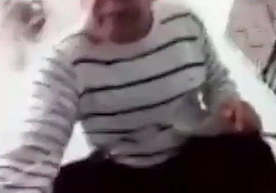 Lo que pasa por no apagar la webcam: un concejal se graba en el baño y aparece en directo en un pleno