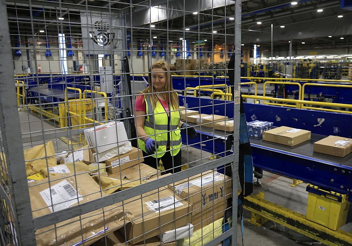 Imagen principal - Dos momentos del proceso y detalle del escáner de la SCP. 