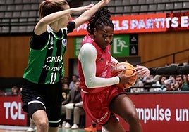 Mama Dembele encara a canasta bajo la presión de Laia Lamana.