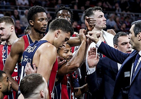El equipo de Galbiati hace piña después de un tiempo muerto del encuentro ante el Bayern.