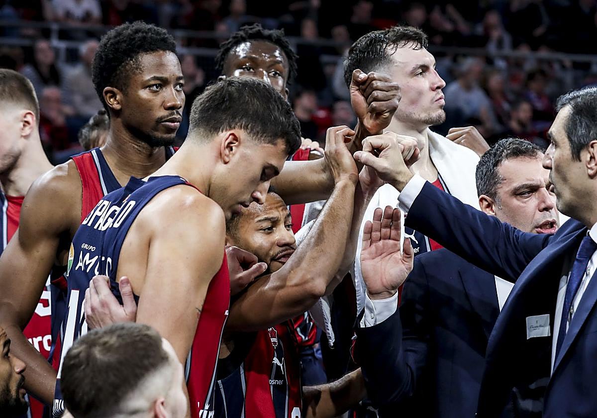 El equipo de Galbiati hace piña después de un tiempo muerto del encuentro ante el Bayern.