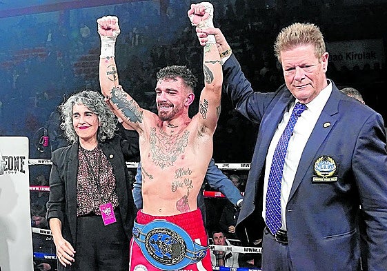 Jonfer, ya con el cinturón de campeón, acompañado por la vicelehendakari y consejera de Cultura, Ibone Bengoetxea.