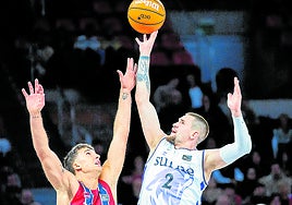 Matteo Spagnolo intenta taponar el tiro de Margiris Normantas.