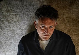 Mikel Santiago se adentra esta vez en tierras alavesas.