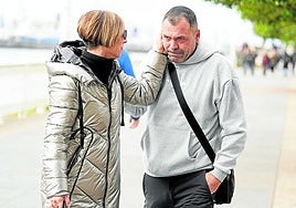 Naiara y Asier, en el paseo de Las Arenas, donde se alojan temporalmente los padres de ella.