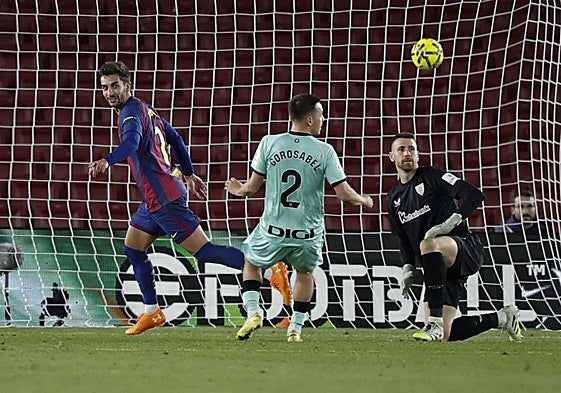 Gorosabel y Simón, resignados ante el tercer gol encajado en el Camp Nou, obra de Ferran.