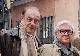 A la izquierda, el escritor Luis de León Barga. A la derecha, el editor Javier Jiménez.