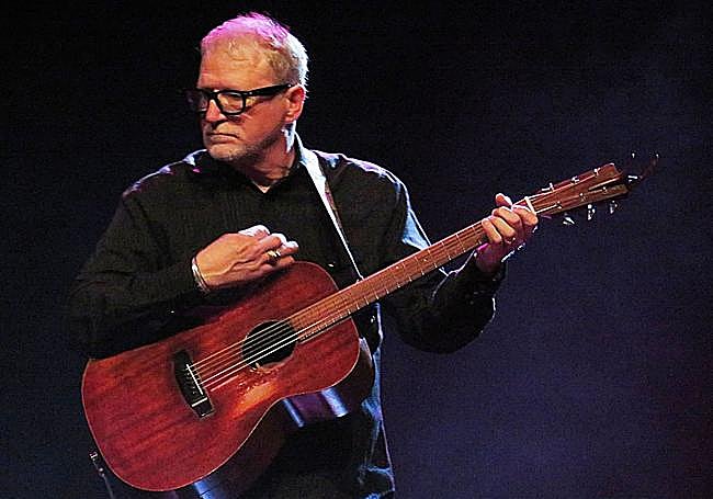 El líder David Lowery tocó una Stratocaster y esta acústica.
