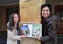 Vidal (izq.) y González (der.) muestran el primer y último número públicados de Drogetenitturri.