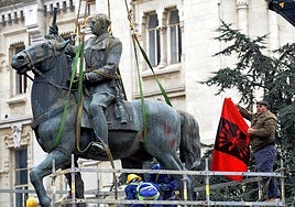 La estatua ecuestre del general Francisco Franco es retirada de la plaza del Ayuntamiento de Santander en 2008.