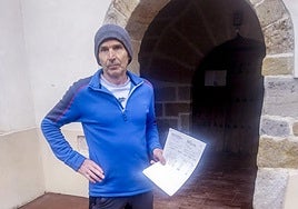 Javier Martínez, con el acta electoral tras repetir victoria.