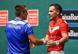 Larrazabal y Jaka se saludan al final del partido.