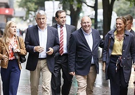 Miguel Tellado viajó en septiembre a Bilbao para anunciar la marcha de Raquel González (dcha) y el regreso de Amaya Fernández (izda)