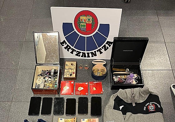Detenidos en Bakio tres miembros de un grupo criminal al que se le atribuyen 15 robos en viviendas de Bizkaia