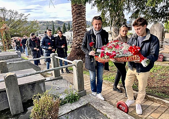 Mikel Torres y líderes de Juventudes Socialistas, en la ofrenda en Derio.