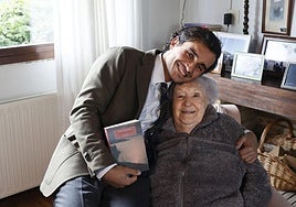 García-Atucha posa con su abuela Paula, núcleo central de su primera novela.