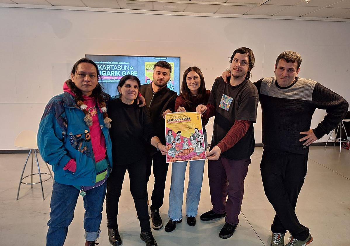 El músico peruano, Roberto Anawari, la organizadora del festival, Orsola Casagrande, el artista kurdo, Seyidxan Sevinc, la concejala de Igualdad, Amets Iturbe, el músico italiano Riccardo Dalle Vedove y el artista vasco Azibar Terreros.