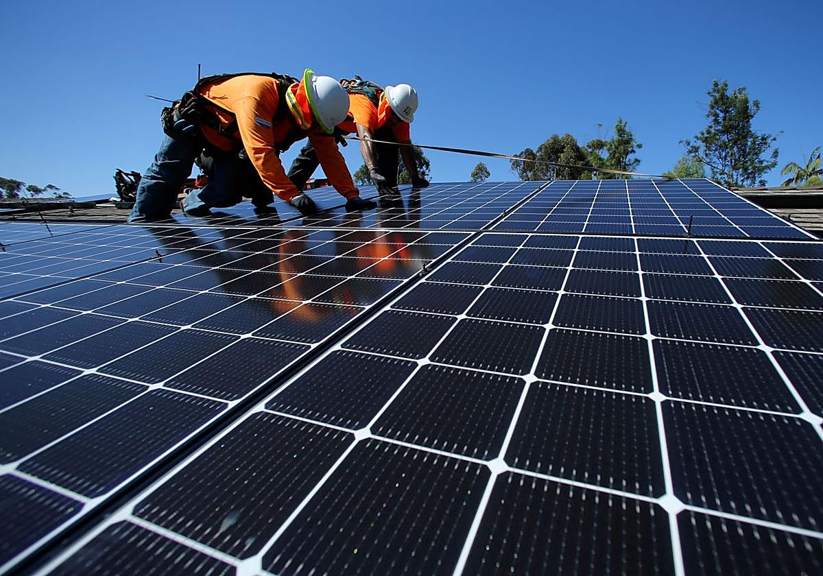 Trabajadores de un parque solar, durante las obras para colocar las placas.