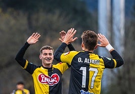 Gonzalo Alfaro celebra su gol del sábado junto a Eñaut Lete.