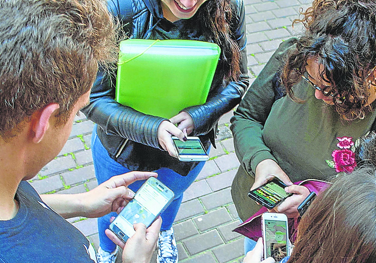 El uso excesivo del movil y las redes amplían el catálogo de adicciones.