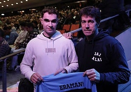 Gorka Mugartegi, junto al intendente de Eraman, Iñaki Osa Goikoetxea, en el frontón de Gernika.