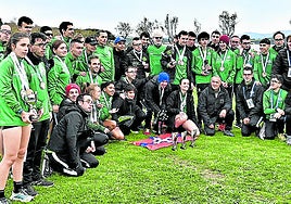 El equipo Ascensores Bertako Javi Conde posa con las medallas y los trofeos obtenidos el pasado fin de semana.