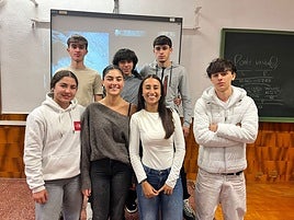 Siete de los alumnos que representan el centro en el concurso de ideas empresariales.