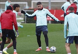 Laporte y Selton pelean por un balón en el entrenamiento de este lunes en Lezama, antes de viajar a Praga.