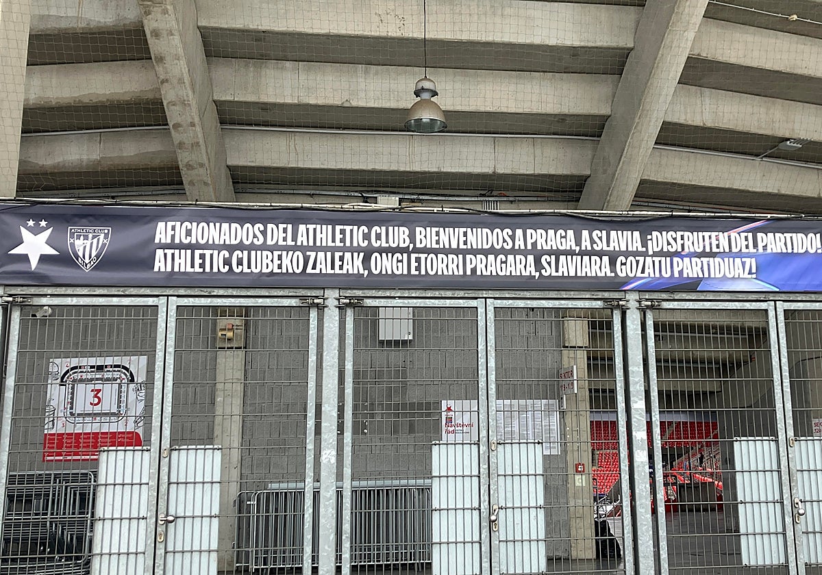 Zona de acceso de los hinchas rojiblancos con el cartel que les recibe.