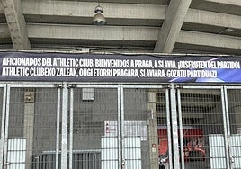 Zona de acceso de los hinchas rojiblancos con el cartel que les recibe.