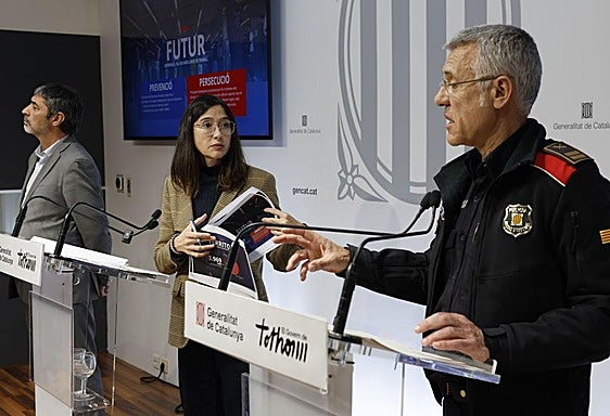 La consellera de Interior de la Generalitat, Núria Parlon, junto al director de la Policía, Josep Lluís Trapero (izda), y el comisario jefe de los Mossos d'Esquadra, Miquel Esquius.