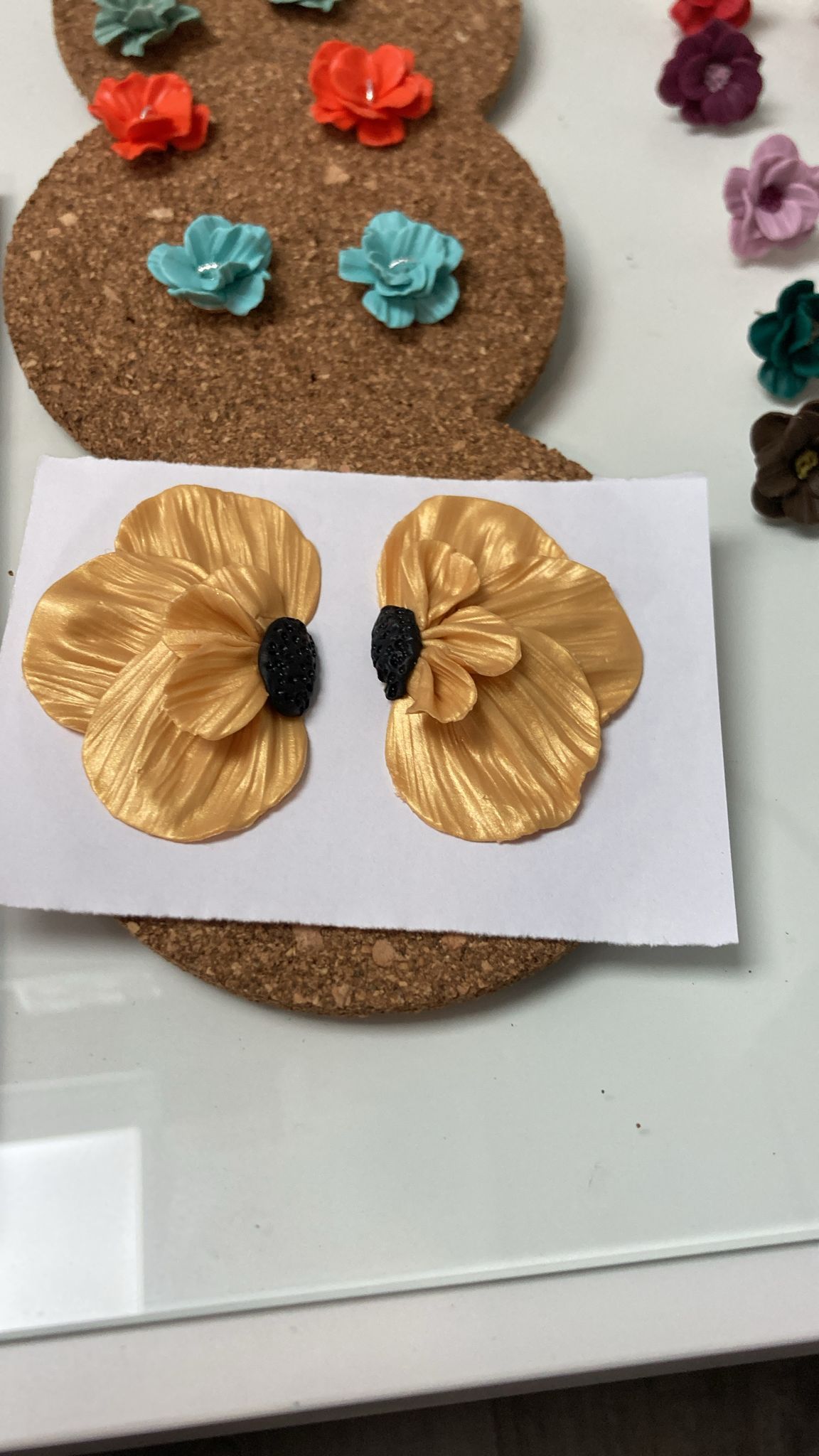 Pabús o cómo dos amigas bilbaínas crean pendientes únicos para conciliar su vida familiar