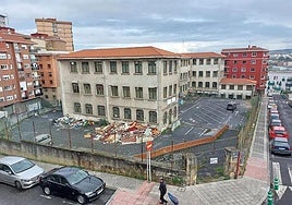 Vista del edificio ya derribado de las antiguas escuelas de Rebonza, donde se iba a ubicar el centro de Sestao.