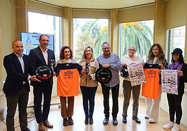 Los distintos ponentes de la presentación de la 'Desde Santurce a Bilbao' con la camiseta, cartel y trofeos.