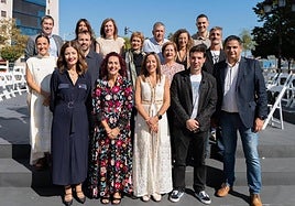 Corporación de Santurtzi, con la alcaldesa y la edil cesada en el centro de la fila de abajo.