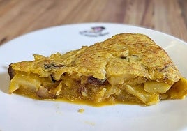 Un bar clásico del centro de Bilbao se hace con el premio a la mejor tortilla de patata