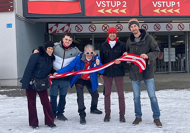 Hinchas del Athletic el lunes por la mañana en el estadio del Slavia.