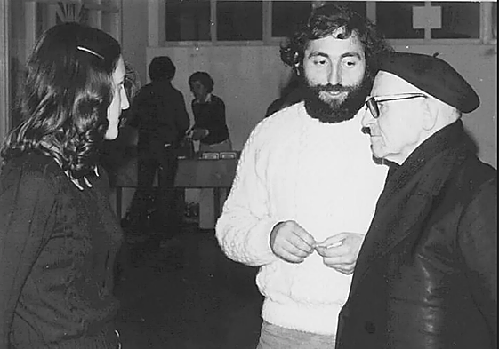 Juanjo Dorronsoro, marido de Yoyes, charlando con el padre Barandiaran.