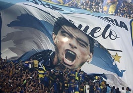 Tifo de los aficionados del Boca Juniors recordando ayer a Maradona.