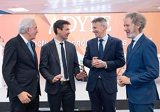 Mikel Etxebarria, vicepresidente de Adype, Oriol Aspachs, director de Economía Española de CaixaBank Research, Joseba Madariaga, director de Estudios de Laboral Kutxa y Jon Barrutia, catedrático de la Facultad de Economía y Empresa de la UPV/EHU.